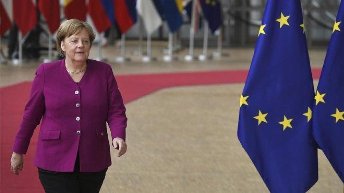 La cancillera alemana, Angela Merkel, a su llegada a la cumbre de Bruselas, este martes.-RICCARDO PAREGGIANI (AP)