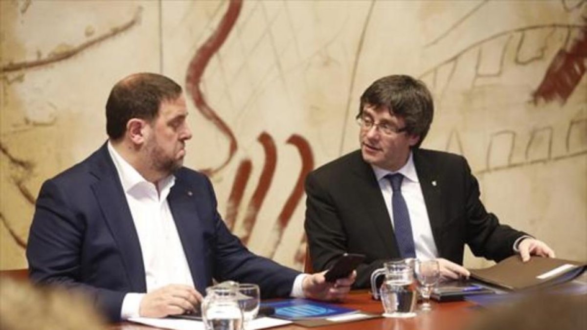 Junqueras y Puigdemont, en una reunión del Govern-JULIO CARBÓ