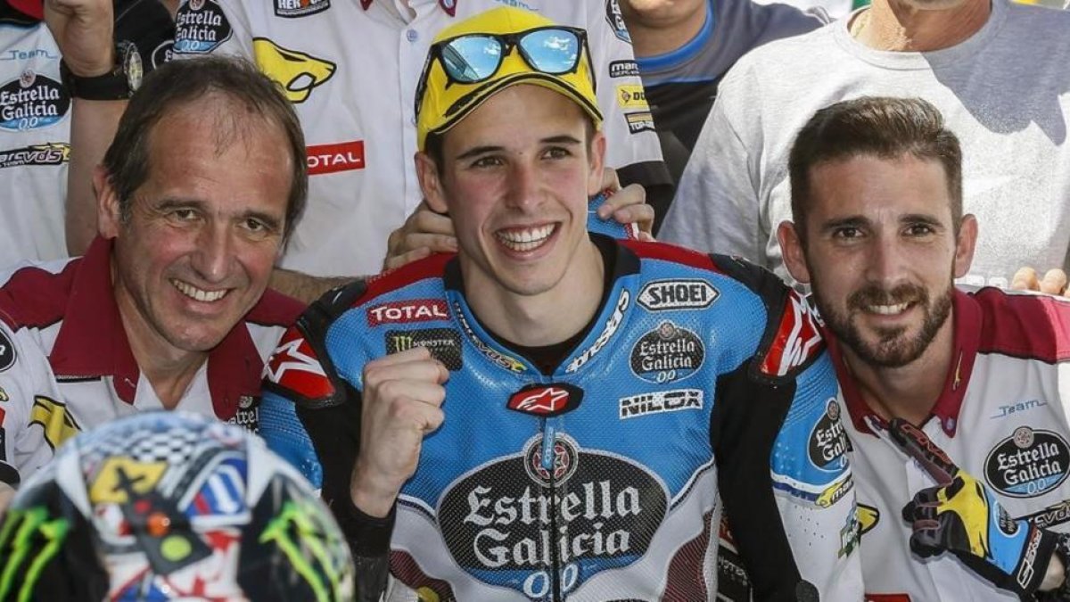 Àlex Márquez (Kalex) celebra, con sus mecánicos, su primera victoria en Moto2.-EFE