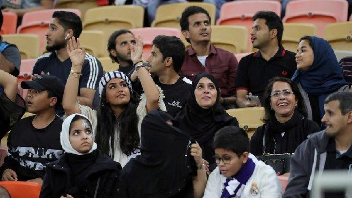 Aficionadas locales, antes del Madrid-Valencia, en las gradas del estadio de Yeda (Arabia Saudí).-