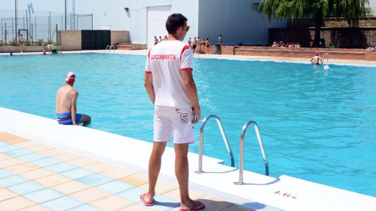 Un socorrista atiende la piscina de verano del San Andrés.-ÁLVARO MARTÍNEZ