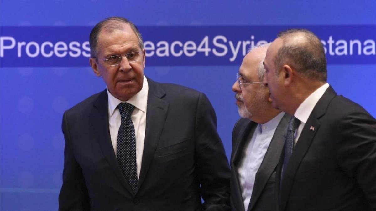 Serguéi Lavrov (izquierda), ministro ruso de Exteriores, en una reunión sobre Siria en Astaná (Kazastán), el 16 de marzo.-/ REUTERS / MUKHTAR KHOLDORBEKOV