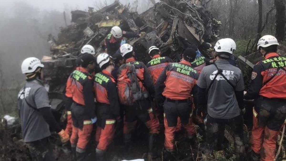 Un equipo de rescate inspecciona los restos del helicóptero  donde viajaba el jefe del Estado Mayor del Ejército de Taiwán.-EFE