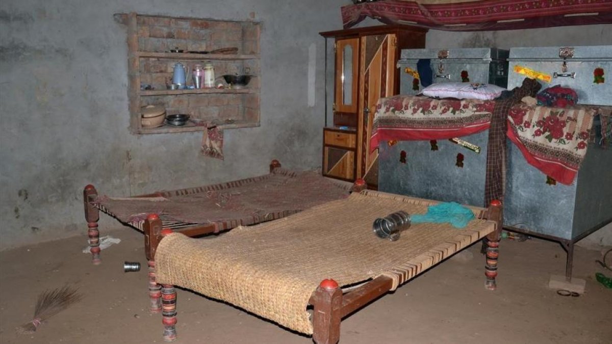 Una imagen de la habitación en la que fue violada una chica de 16 años por venganza.-KHALID CHAUDHRY