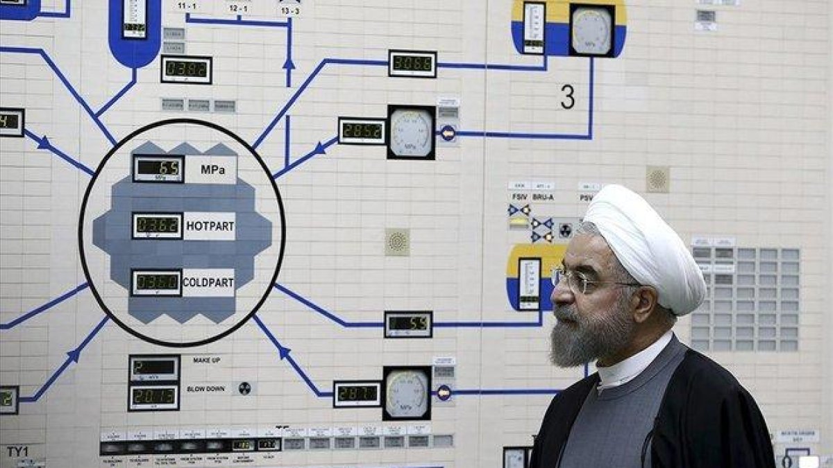 El presidente iraní, Hassan Rouhani, visita la central nuclear de Bushehr a las afueras de Bushehr, en una imagen de archivo.-MOHAMMAD BERNO (AP)