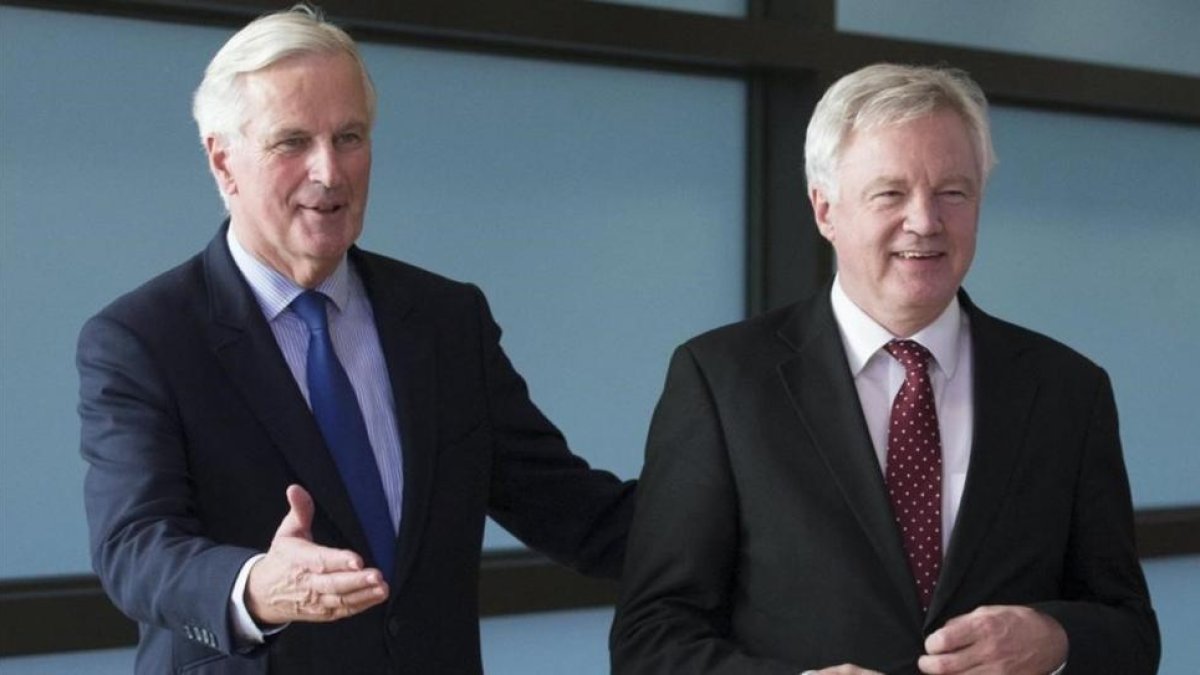 El negociador jefe de la UE para el brexit, Michel Barnier (izquierda), da la bienvenida al secretario de Estado britanico, David Davis, en Bruselas-EFE / OLIVIER HOSLET