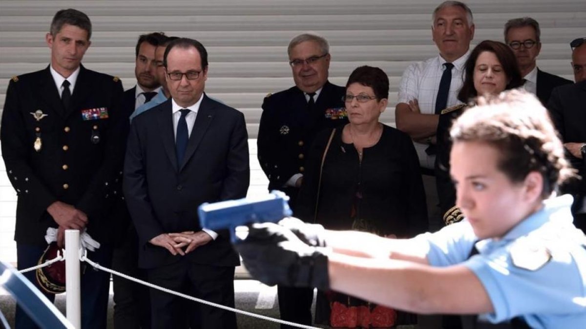 Hollande (segundo por la izquierda) viisita un centro de entrenamiento de la gendarmería en Saint Astier, en el sudoeste de Francia, este miércoles.-AFP / MEHDI FEDOUACH