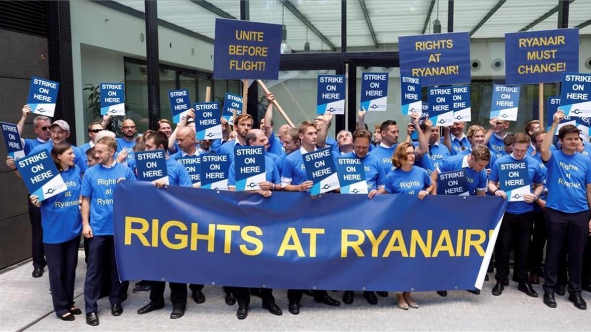Varios pilotos de Ryanair protestan en el Aeropuerto Internacional de Fráncfort en el día de huelga.-RONALD WITTEK (EFE)