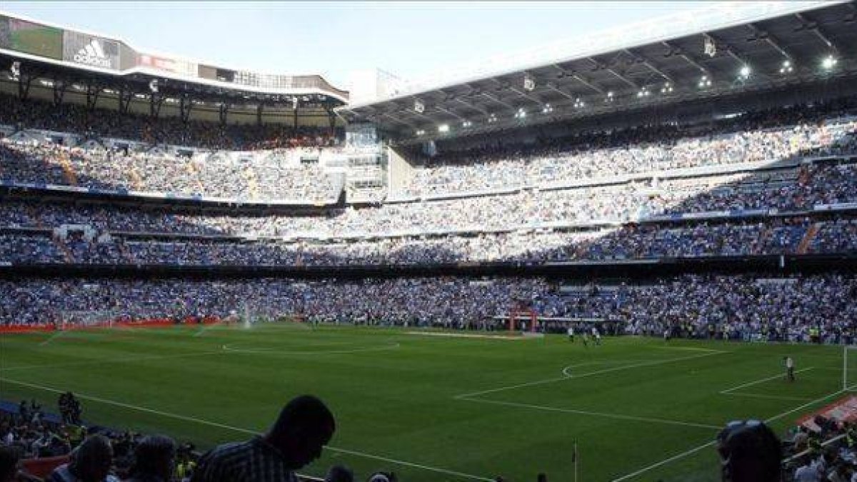 Vista de las gradas del Bernabéu durante el clásico-Foto: J. J. GUILLÉN / EFE