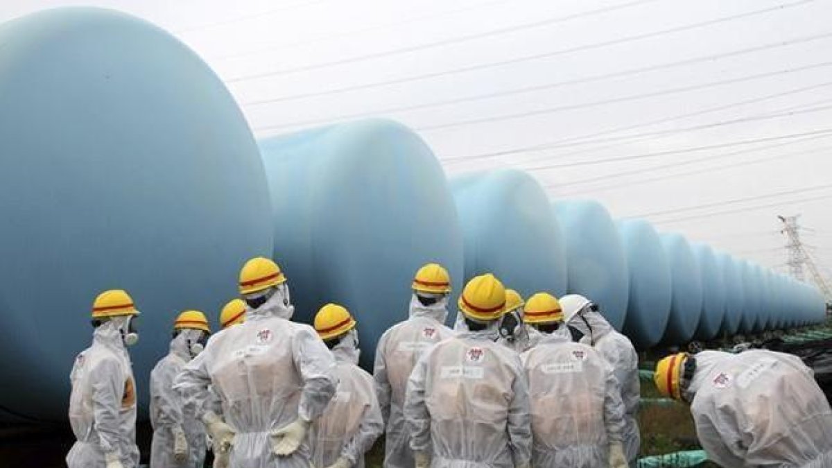 Inspectores internacionales revisan la situación de los tanques de agua en Fukushima, el pasado agosto.-AP