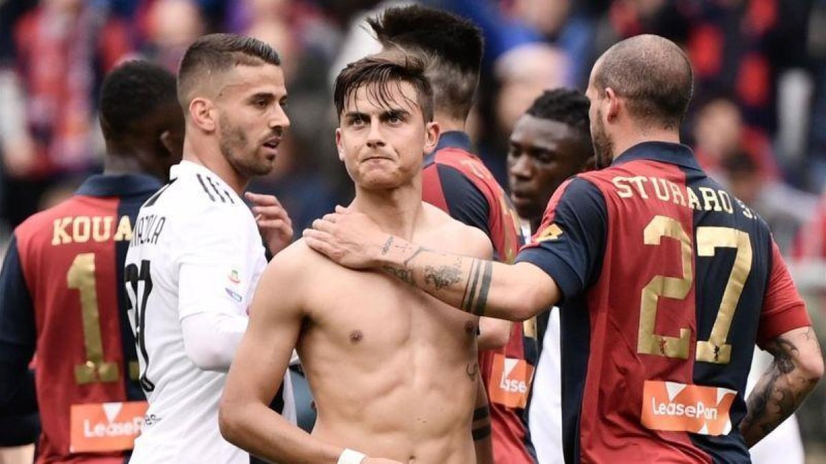 Sturaro, del Genoa, cosnuela a Dybala tras el partido.-EL PERIÓDICO