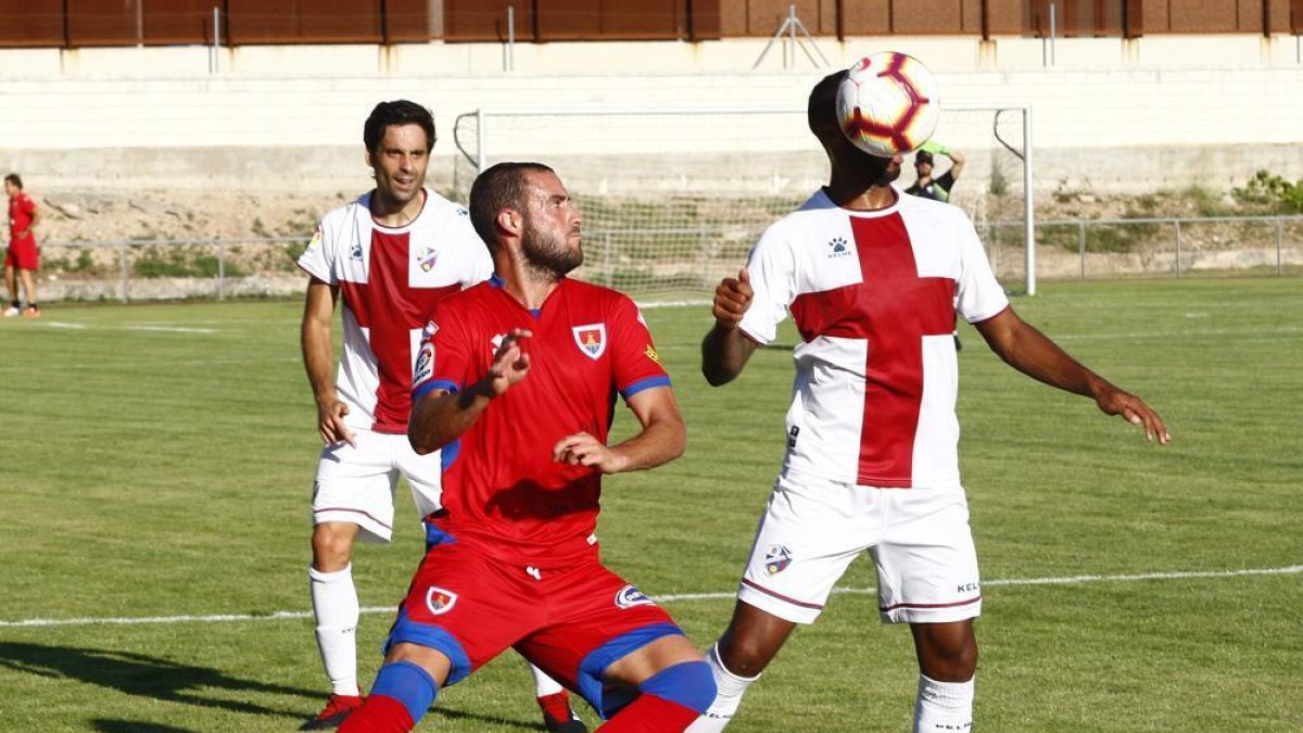 Higinio pugna con Okapo durante el partido del pasado sábado entre el Numancia y el Huesca.-MARIO TEJEDOR