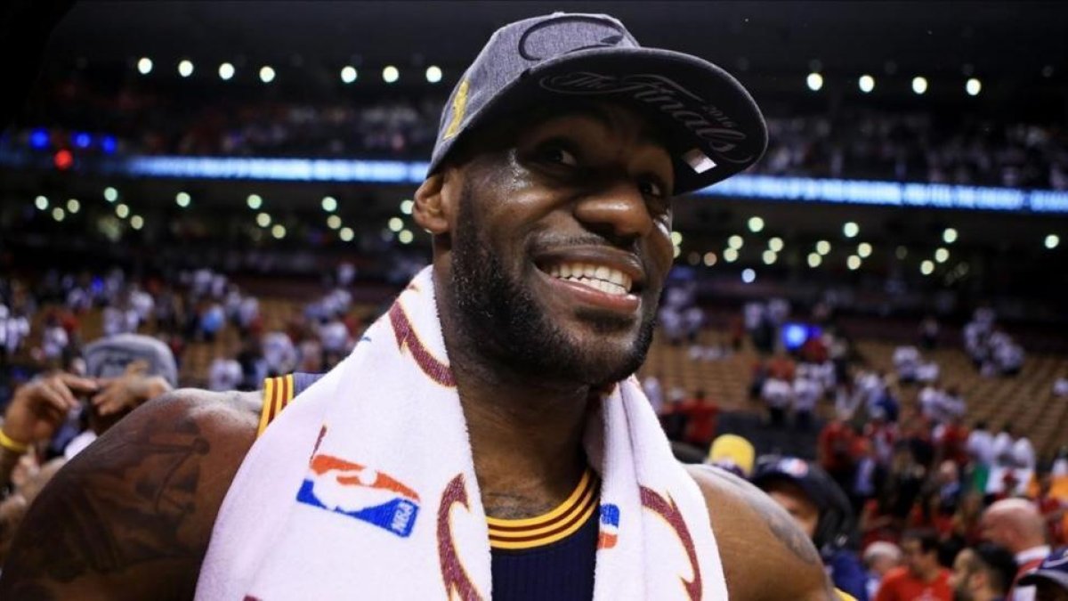 Lebron James durante la celebración del título de la NBA conseguido esta pasada campaña.-VAUGHN RIDLEY / AFP