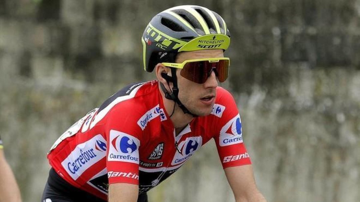 Simon Yates, último ganador de la Vuelta, con el jersey de líder en la edición 2018.-EFE / MANU BRUQUE