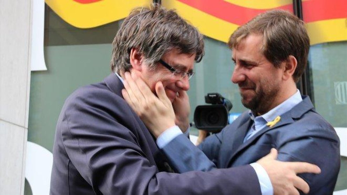 Carles Puigdemont, con el número dos de su lista para las elecciones europeas, Toni Comín.-NATÀLIA SEGURA (ACN)