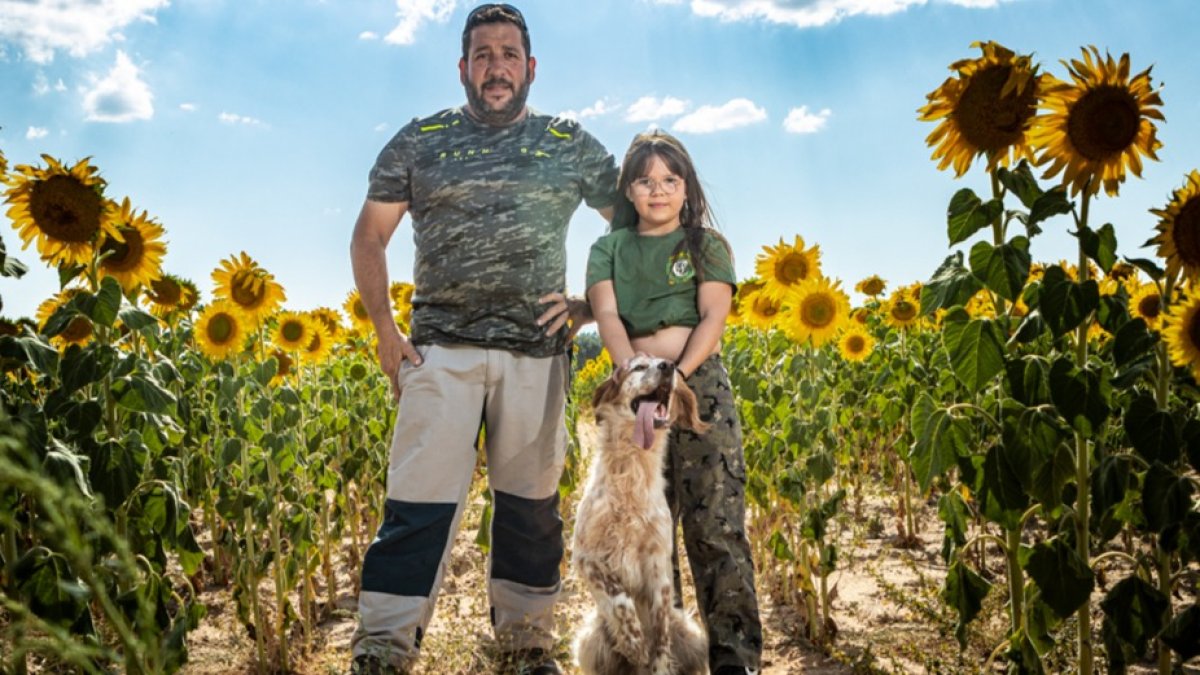 Carlos Ayllón con su hija y uno de sus perros.-GONZALO MONTESEGURO