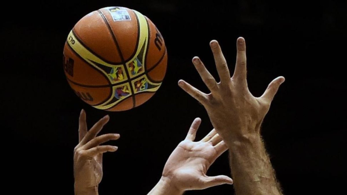 Dos jugadores disputan una pelota de baloncesto.-/ PIERRE-PHILIPPE MARCOU