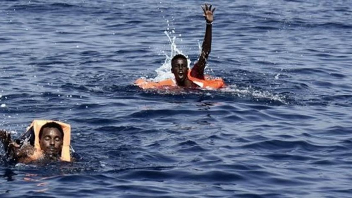Inmigrantes en el mar antes de ser rescatados por Proactiva Open Arms.-AFP / ARIS MESSINIS
