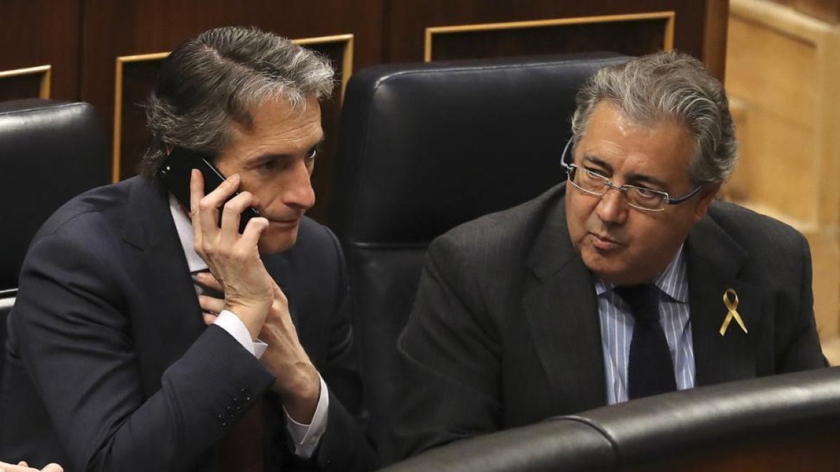 El ministro del Interior, José Antonio Zoizo (izquierda), junto al titular de Fomento, Íñigo de la Serna, en el Congreso.-Ballesteros