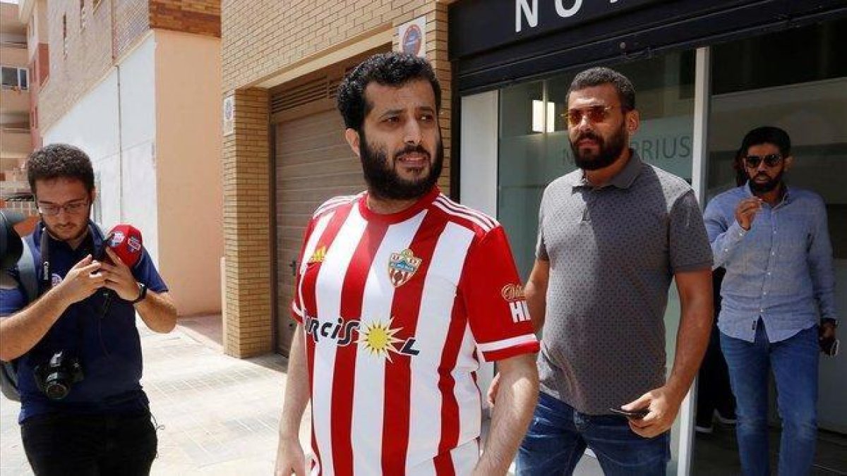 Turki Al-Sheikh sale de la notaría donde firmó la compra de la UD Almería.-RICARDO GARCÍA (EFE)