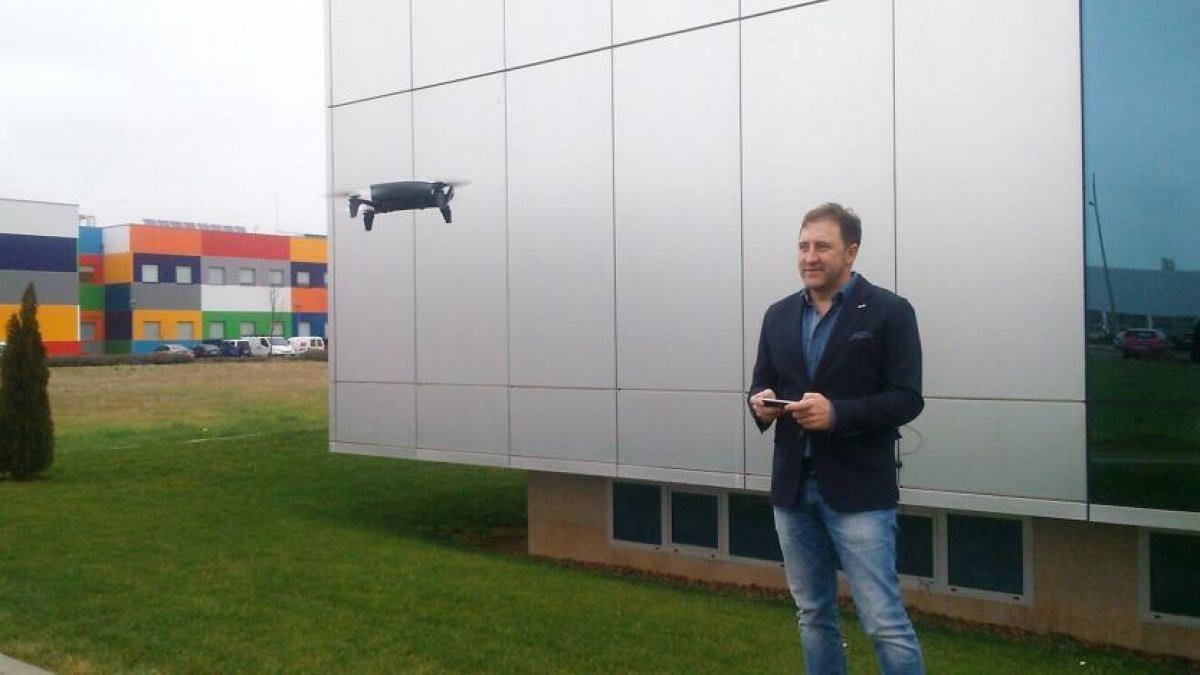 Tomás Castro maneja un dron en las instalaciones de Proconsi en León.-EL MUNDO