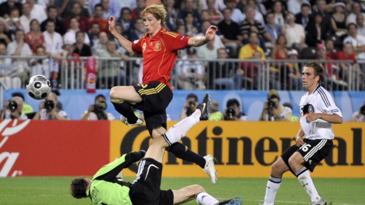 Fernando Torres ante Jens Lehmann en la final de la Eurocopa de 2008-/ MARTIN MEISSNER (AP)