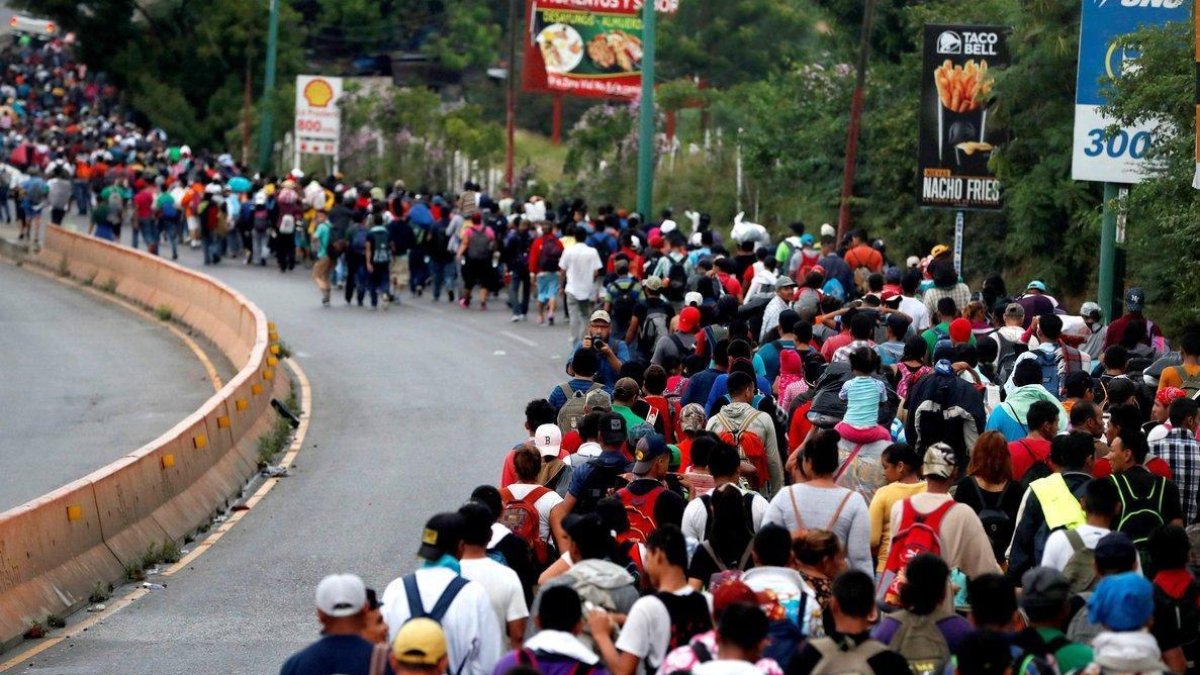 Caravana de migrantes atraviesa Guatemala-
