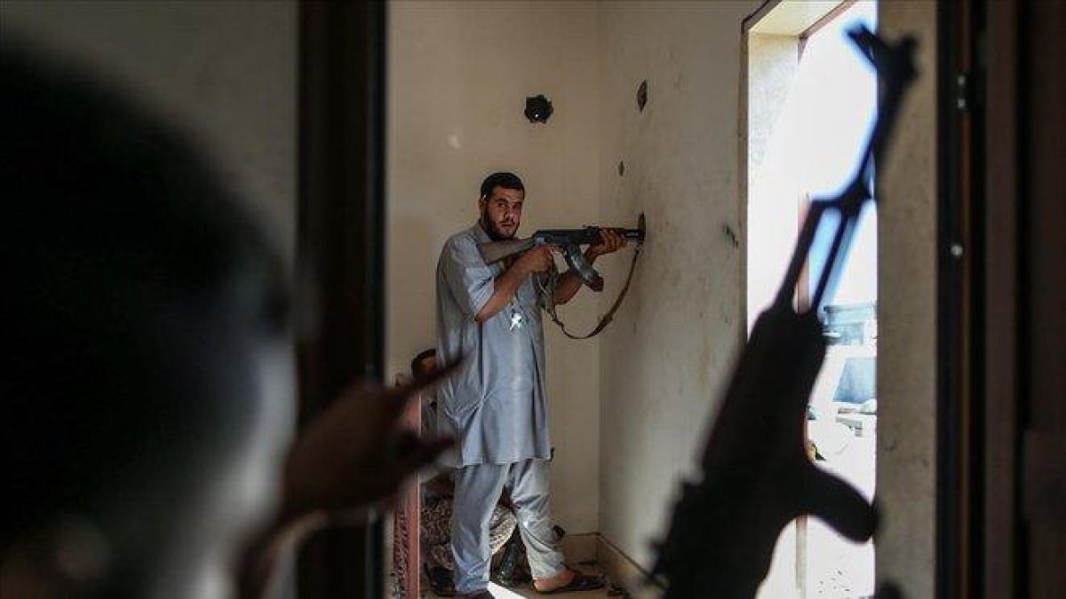 Un combatiente del Gobierno  de Tripoli, que apoya la ONU, el pasado mes de agosto.-DPA