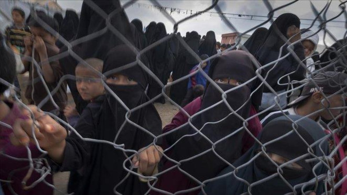 Madres y niños en un campo de prisioneros del Estado Islámico en el norte de Siria.-RICARD GARCIA VILANOVA