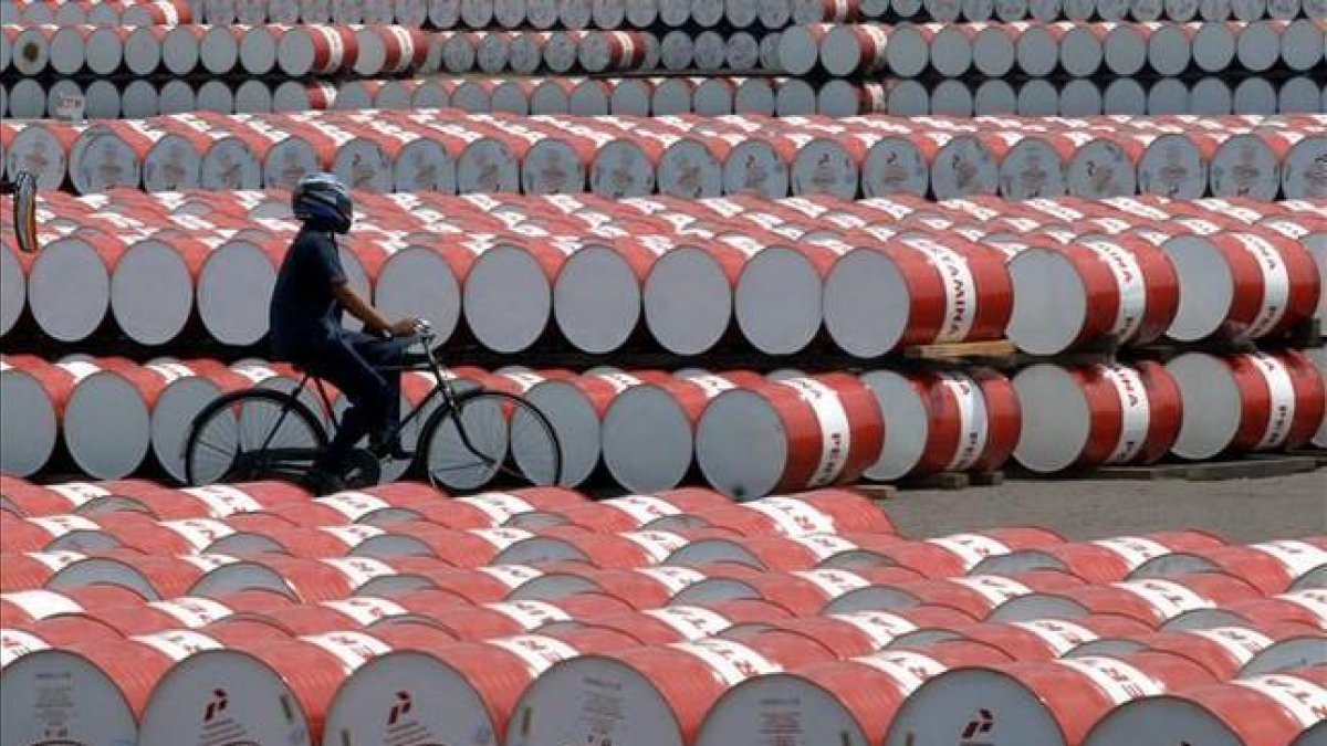 Barriles de petróleo almacenados en una planta de Jakarta.-AFP/DEWIRA