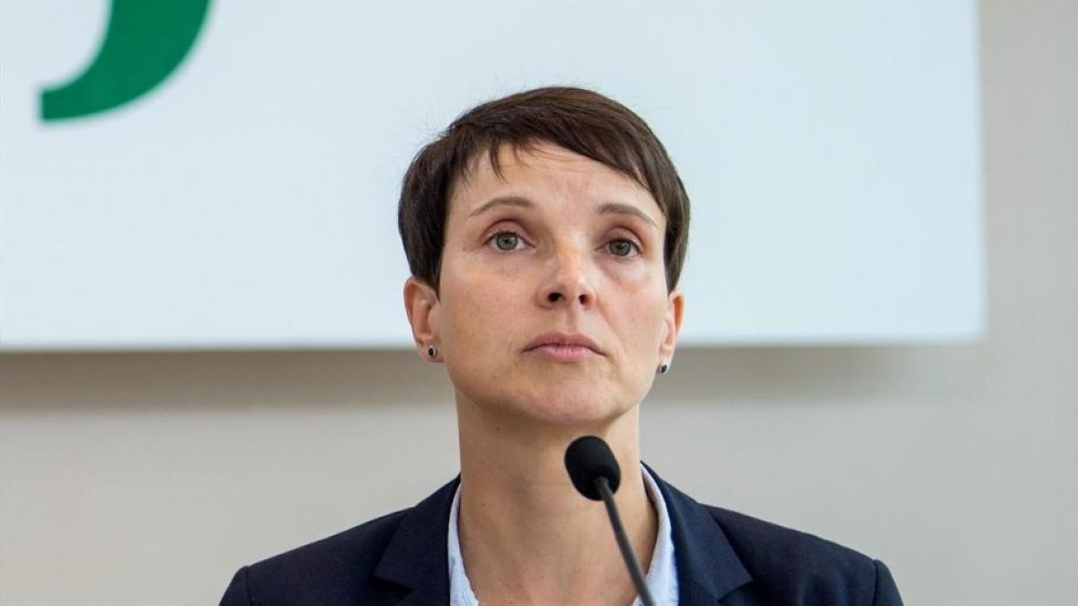 Frauke Petry, durante su conferencia de prensa en el Parlamento de Sajonia, en Dresde, el 26 de septiembre-AFP / MONIKA SKOLIMOWSKA