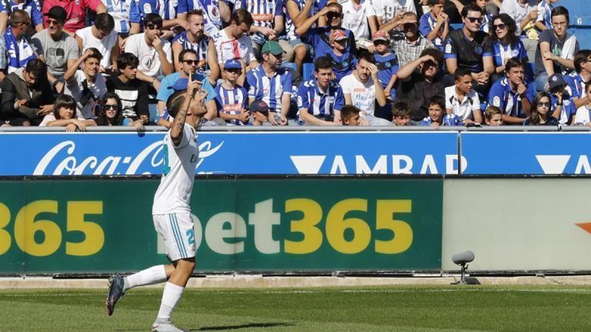 El centrocampista del Real Madrid Dani Ceballos celebra su gol marcado ante el Alavés durante el partido correspondiente a la sexta jornada de LaLiga Santander disputado en el estadio de Mendizorroza.-EFE