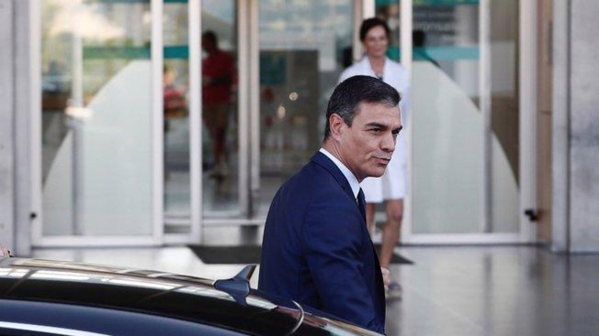 Pedro Sánchez, a su llegada al hospital Quirón Salud Madrid para visitar al rey Juan Carlos.-EFE