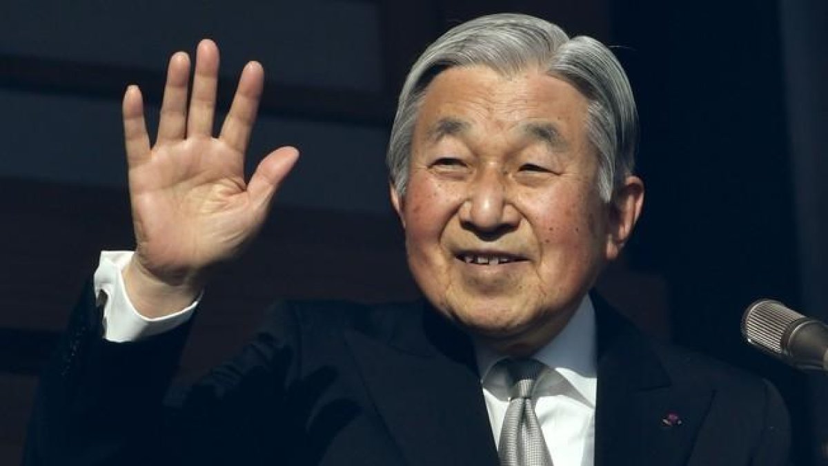 El emperador Akihito.-