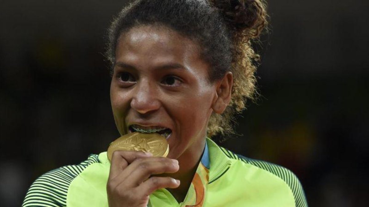 Rafaela Silva muerde el oro ganado en judo.-EL PERIÓDICO