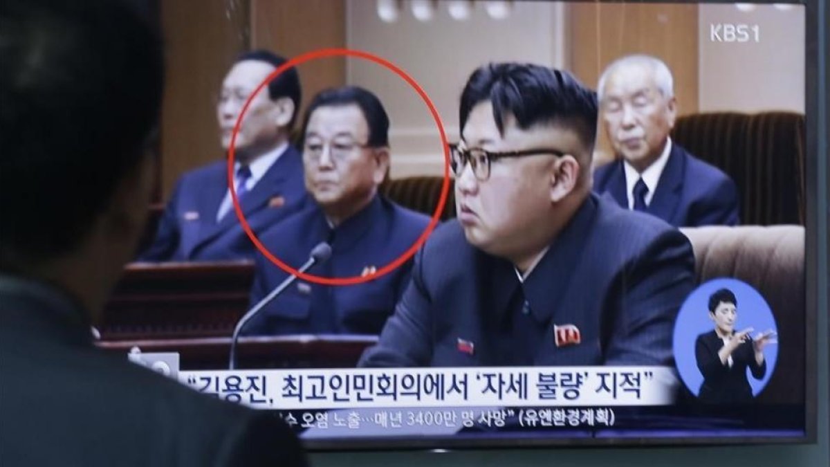 Kim Jong-un, junto al viceprimer ministro Jim Yong-jin (marcado por un círculo rojo), en una aparición televisiva.-AP / AHN YOUNG-JOON