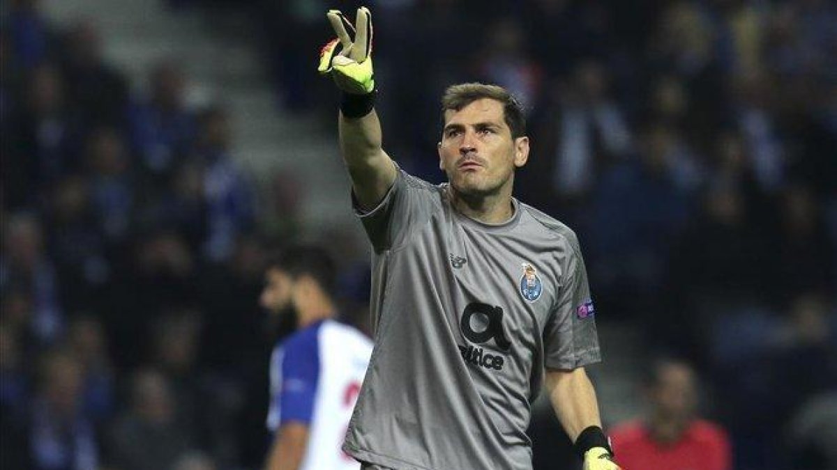 Casillas, en un partido del Oporto contra el Schalke 04 el pasado noviembre.-AP / MANUEL ARAUJO