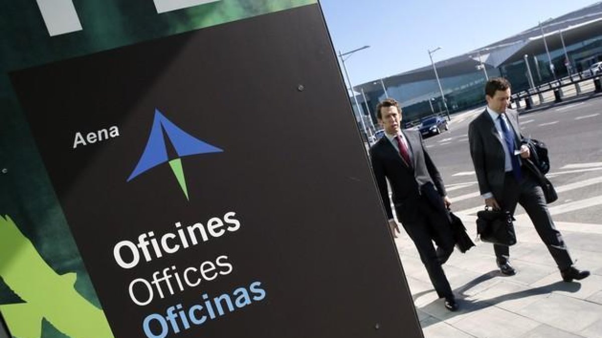 Dos hombres pasean cerca de las oficinas de AENA en el aeropuerto de Barcelona.-AG/JQ (REUTERS/ ALBERT GEA)