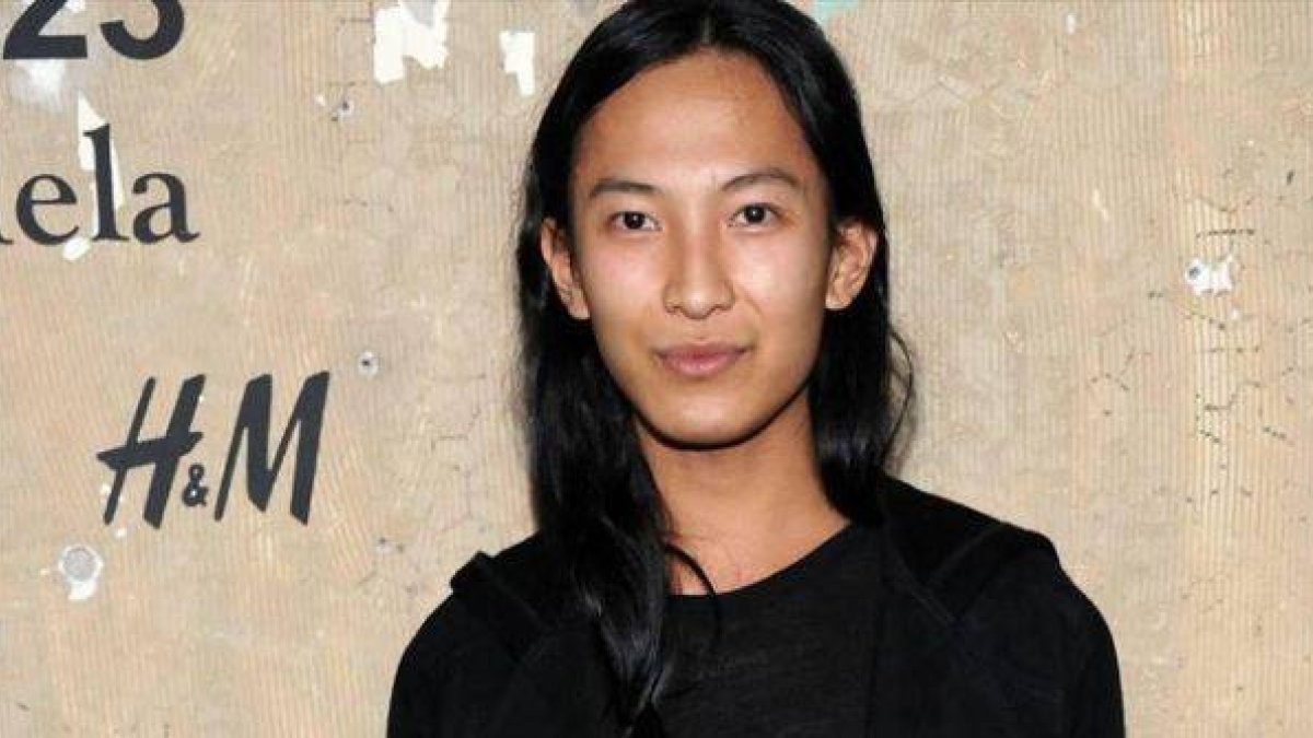 Alexander Wang posa junto un cartel de la cadena sueca H&M.-Foto: EL PERIÓDICO