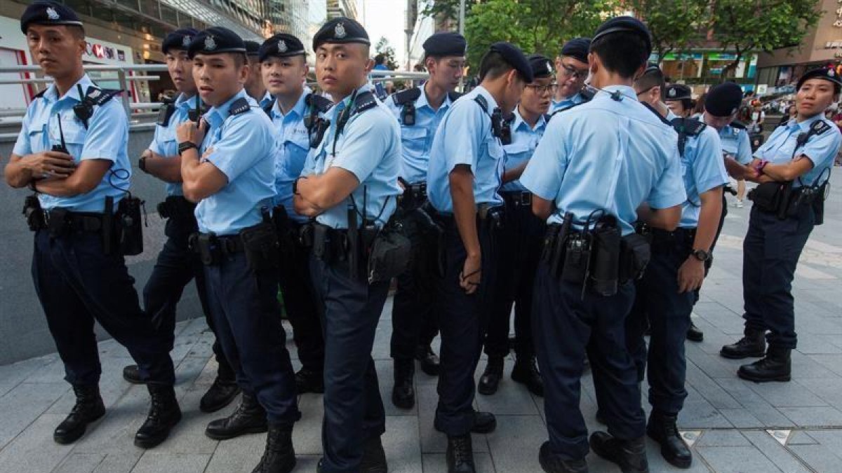 Cuerpo de policía china en una calle de Cantón, al sur del país.-EFE
