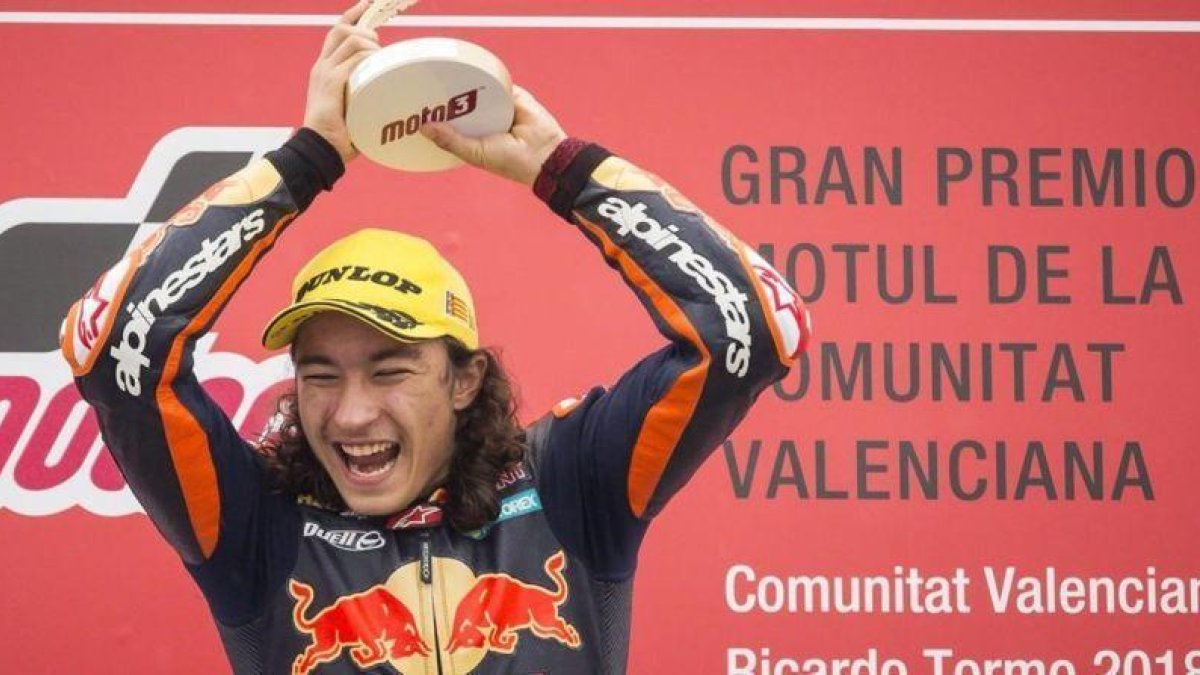 El turco Can Oncu celebra su victoria y récord en el podio de Cheste (Valencia).-MIGUEL LORENZO