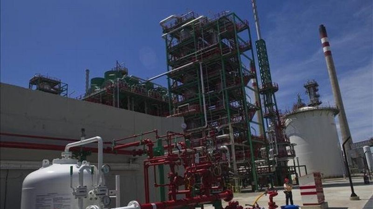 Refinería de Repsol en Cartagena.-REUTERS / SUSANA VERA