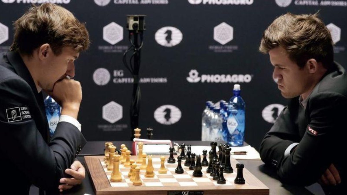 El ruso Karjakin, a la izquierda, y el noruego Carlsen, durante la segunda partida del Mundial, en Nueva York.-EFE / PETER FOLEY