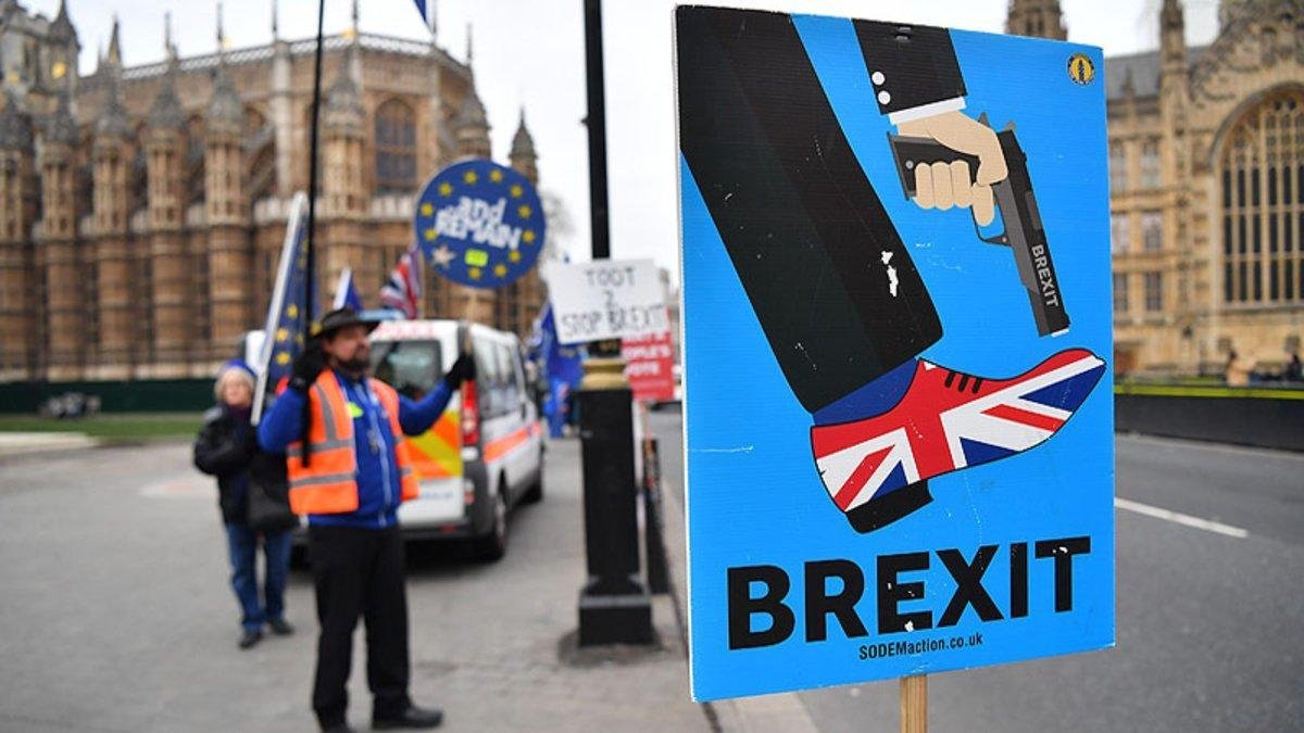 Cartel contrario al ’brexit’ ante el Parlamento británico en Londres.-AFP / BEN STANSALL
