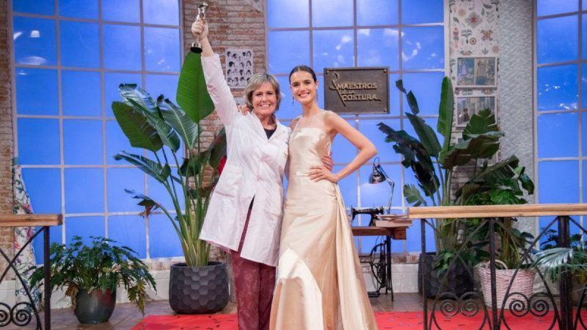 Rosa León con la modelo Blanca Padilla, que lleva el vestido que le dio la victoria en la segunda temporada de Maestros de la costura.-RTVE