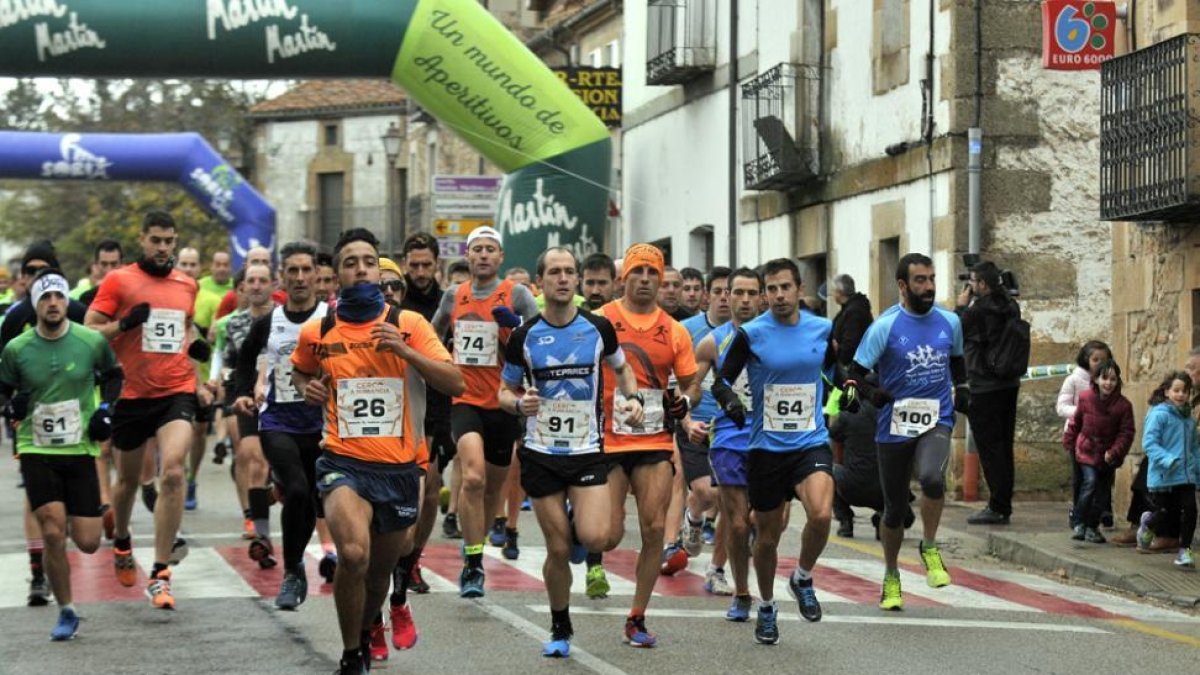 Un grupo de corredores populares durante una prueba en la provincia.-MARÍA FERRER