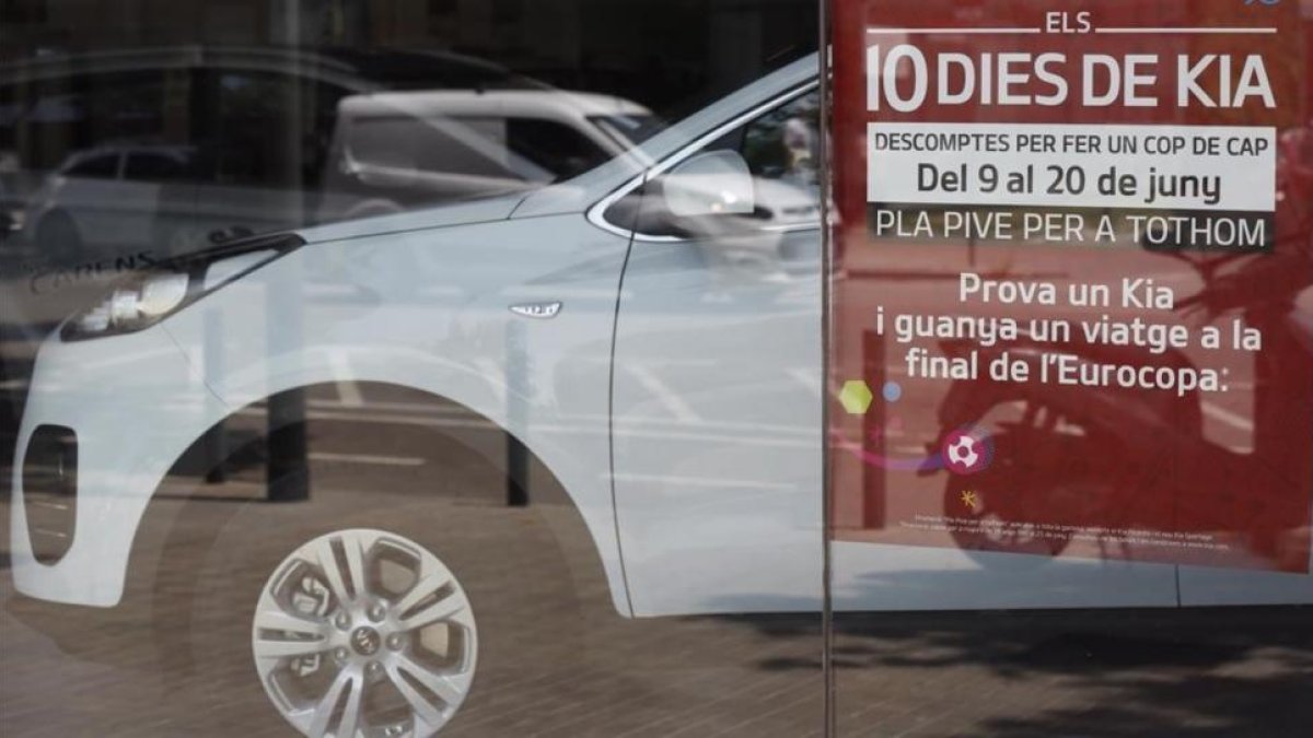 Concesionario de Kia en Barcelona con publicidad de una campaña comercial relacionada con el Pive.-JULIO CARBÓ