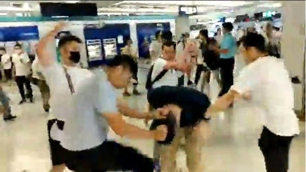 Una banda armada ataca a manifestantes y causa 36 heridos en el metro de Hong Kong.-EFE