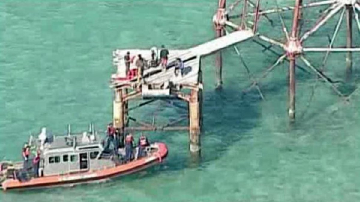 Imagen de la CBS del momento en que la Guardia Costera detuvo a los inmigrantes, en el faro American Shoal, el pasado mayo en aguas del Estrecho de Florida.-