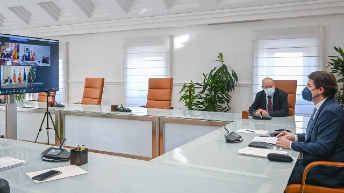 Mañueco durante la reunión telemática con la vicepresidenta europea y los presidentes de Aragón y Castilla-La Mancha.